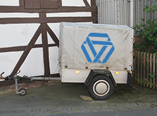Schutz und Werbung dank stabiler Planen Schutz und Werbung dank stabiler Planen
