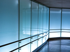 Flexibel anpassbarer Sichtschutz mit Milchglas-Fensterfolie Flexibel anpassbarer Sichtschutz mit Milchglas-Fensterfolie