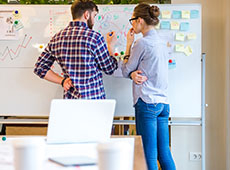 Selbstklebend und magnetisch: Whiteboardfolie vielfältig im Büro nutzen Selbstklebend und magnetisch: Whiteboardfolie vielfältig im Büro nutzen