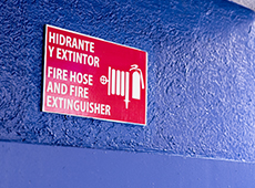 Brandschutzzeichen normkonform montieren