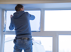 Einfaches Anbringen von Fensterfolie dank selbstklebender Eigenschaft