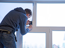 Fensterfolie in Küche, Bad und Wohnzimmer: selbstklebende Dekoration mit praktischen Effekten