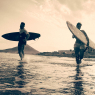 Happy surfers running with surf boards on the beach - Sporty / Vintage