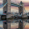 The skyline of London after sunset time: Tower Bridge and Tha / Städte